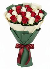 Букет Микс из красных и белых роз в Подгорном