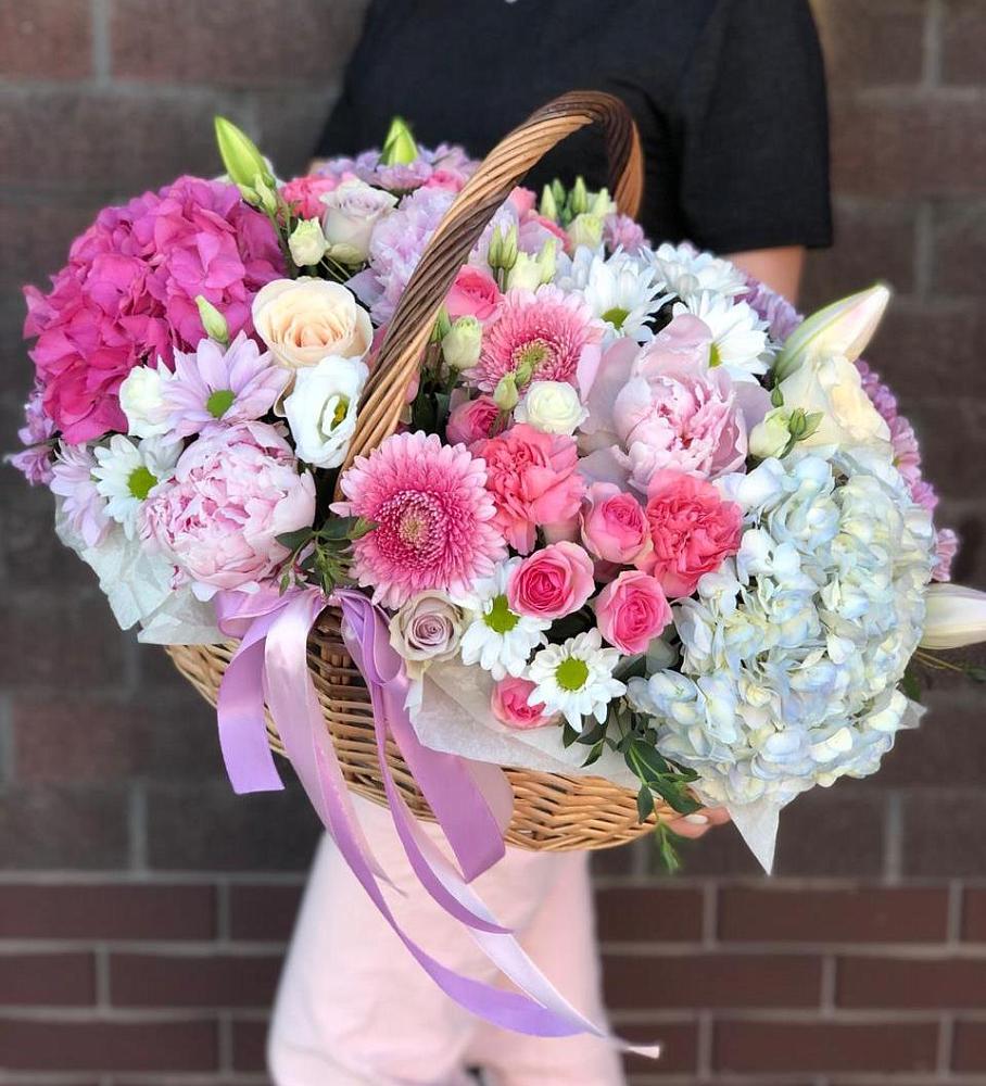 Цветочная композиция из Розы, Хризантемы, Пионы и Лизиантусы в корзине в Подгорном